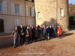 28-La-balade-pose-devant-le-chateau