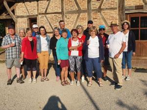 01-7h30-du-matin-benevoles-prets-pour-servir-cafe-brioches
